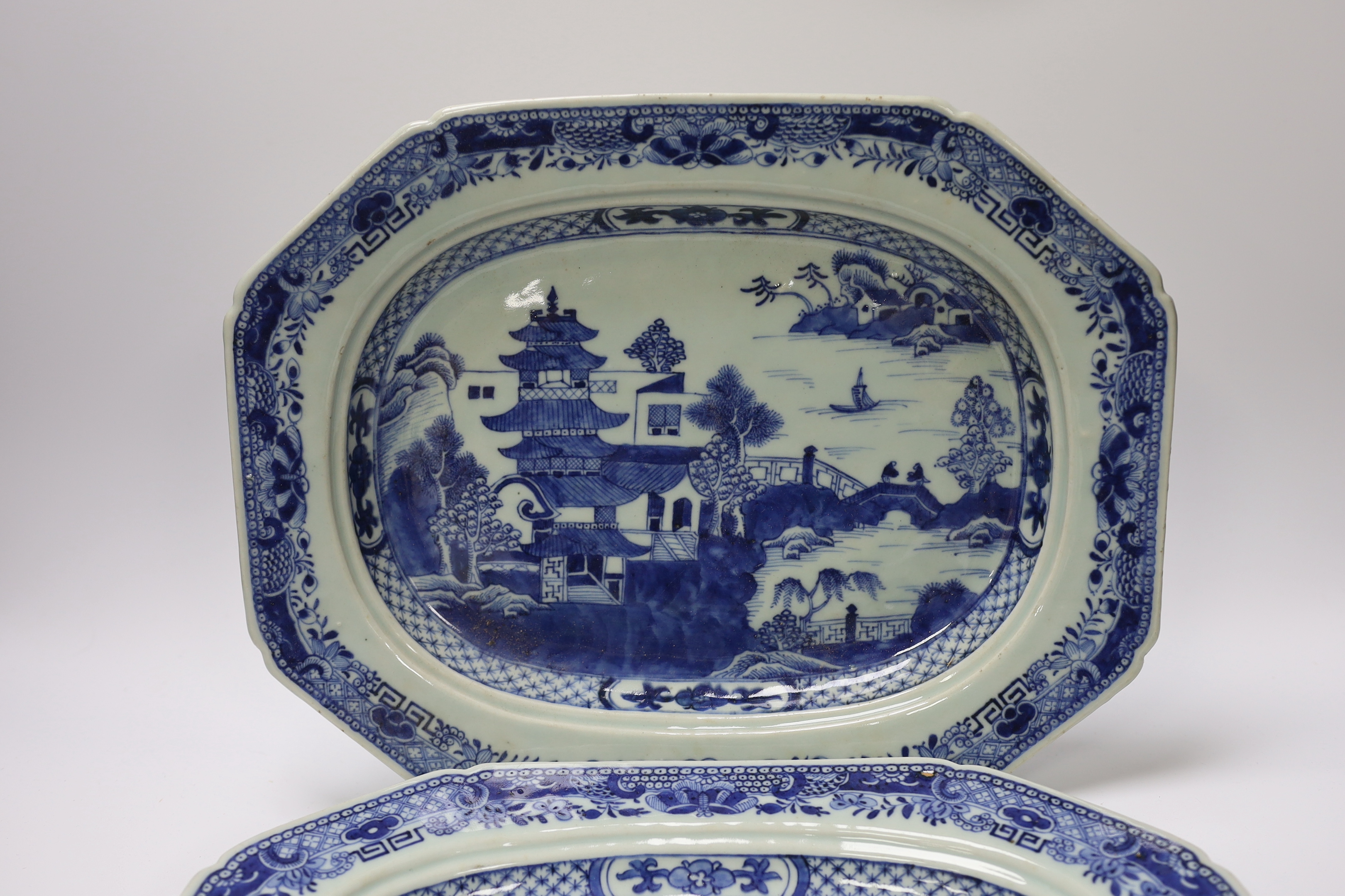 A pair of late 18th century Chinese export serving plates, 36cm